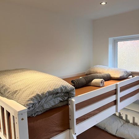 1 Bedroom & Bathroom Dorney Екстер'єр фото