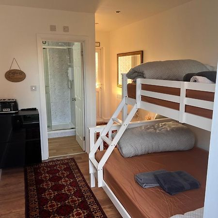1 Bedroom & Bathroom Dorney Екстер'єр фото