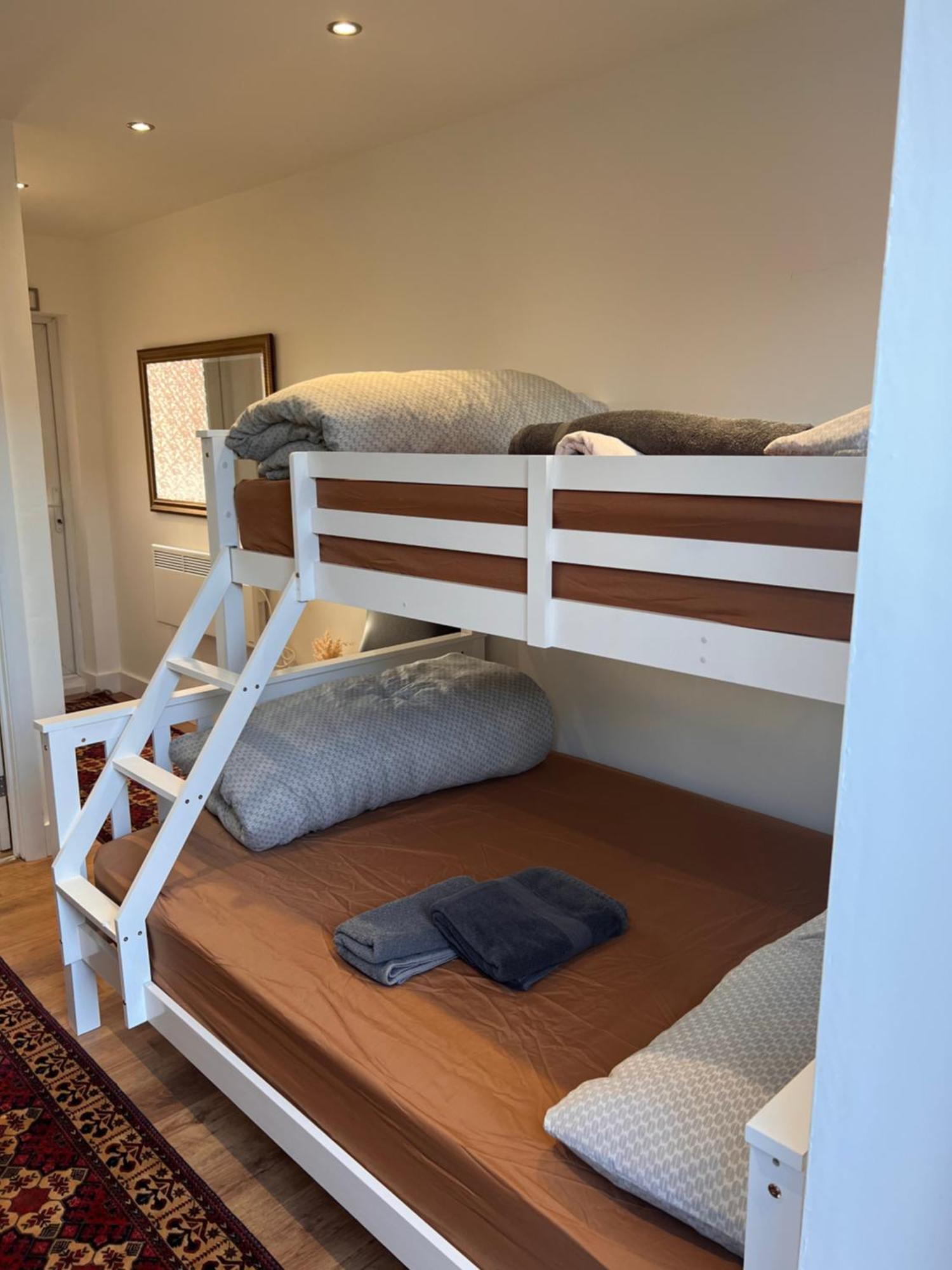 1 Bedroom & Bathroom Dorney Екстер'єр фото