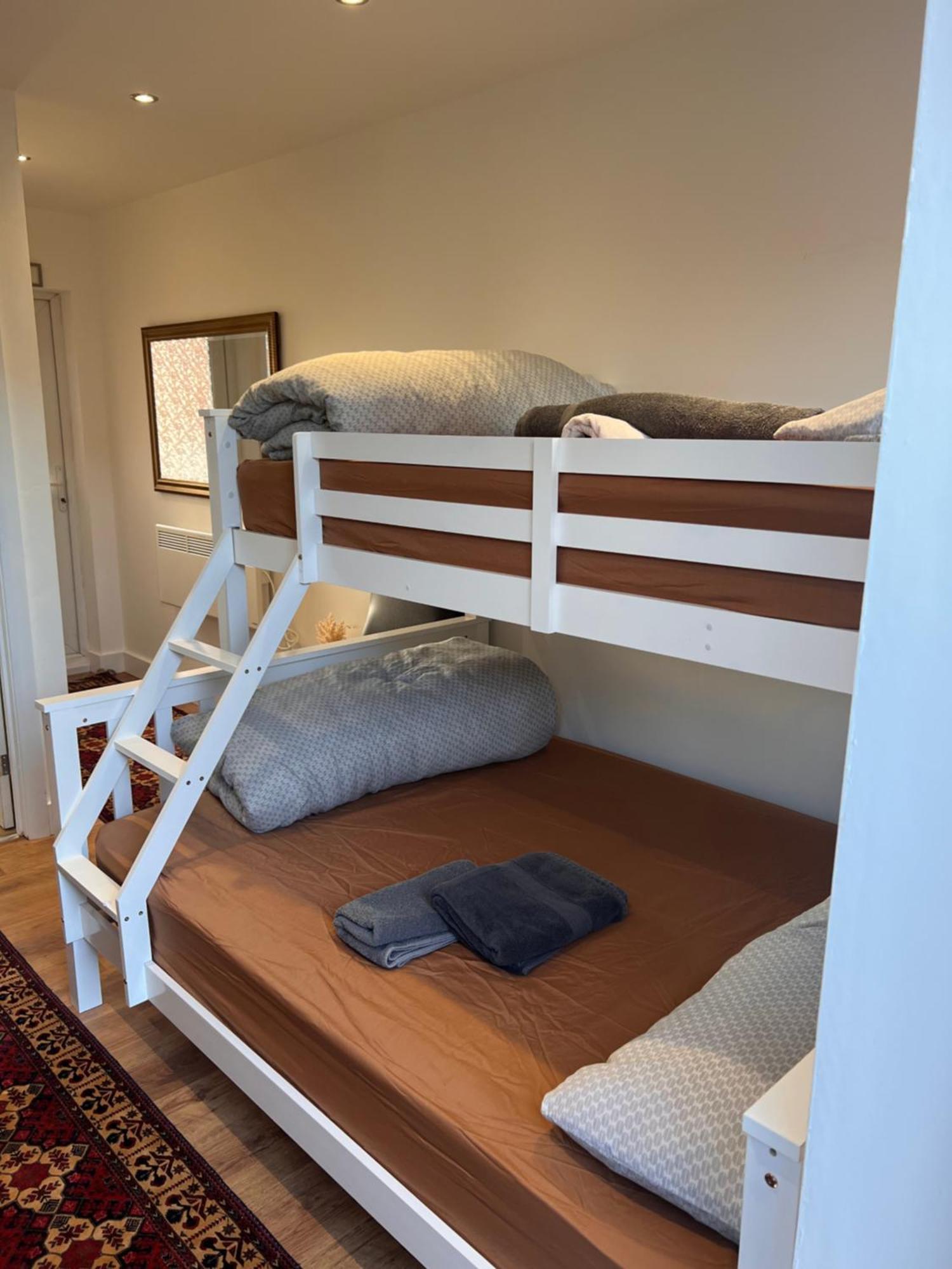 1 Bedroom & Bathroom Dorney Екстер'єр фото
