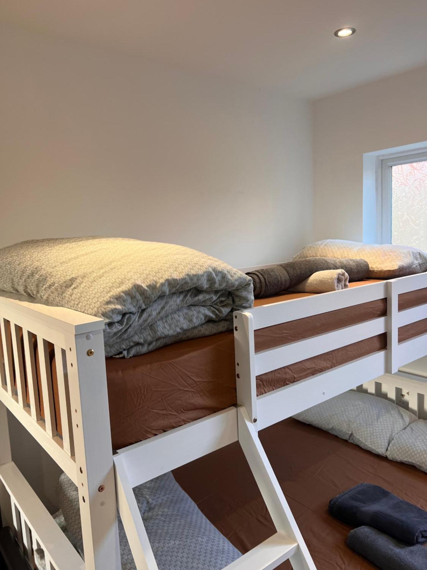 1 Bedroom & Bathroom Dorney Екстер'єр фото