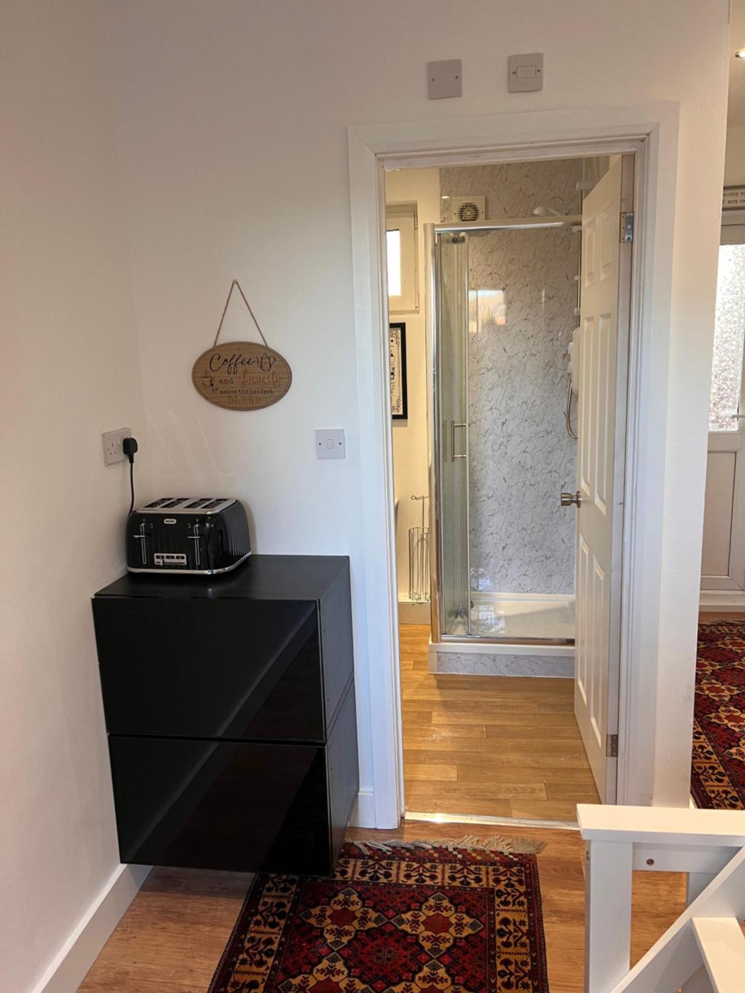 1 Bedroom & Bathroom Dorney Екстер'єр фото